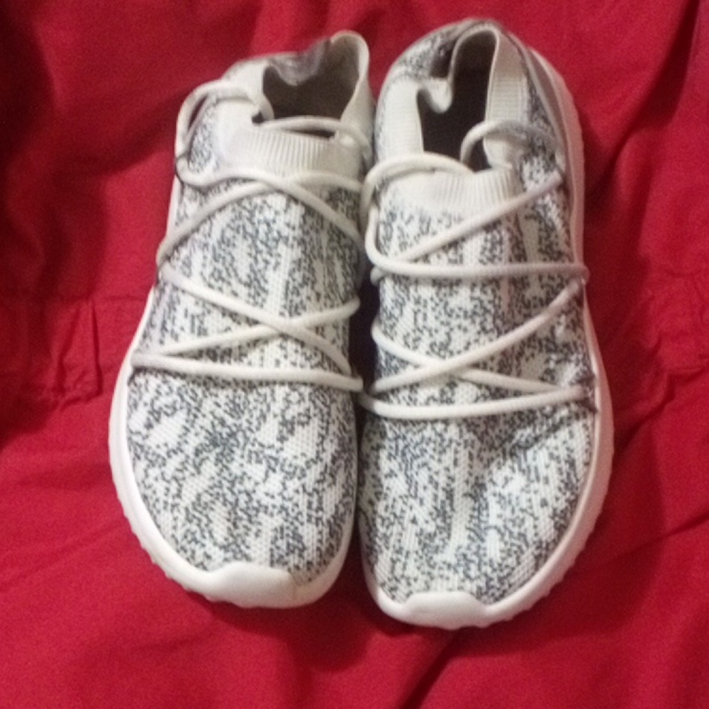 Shoes. - Picture 2 of 6
